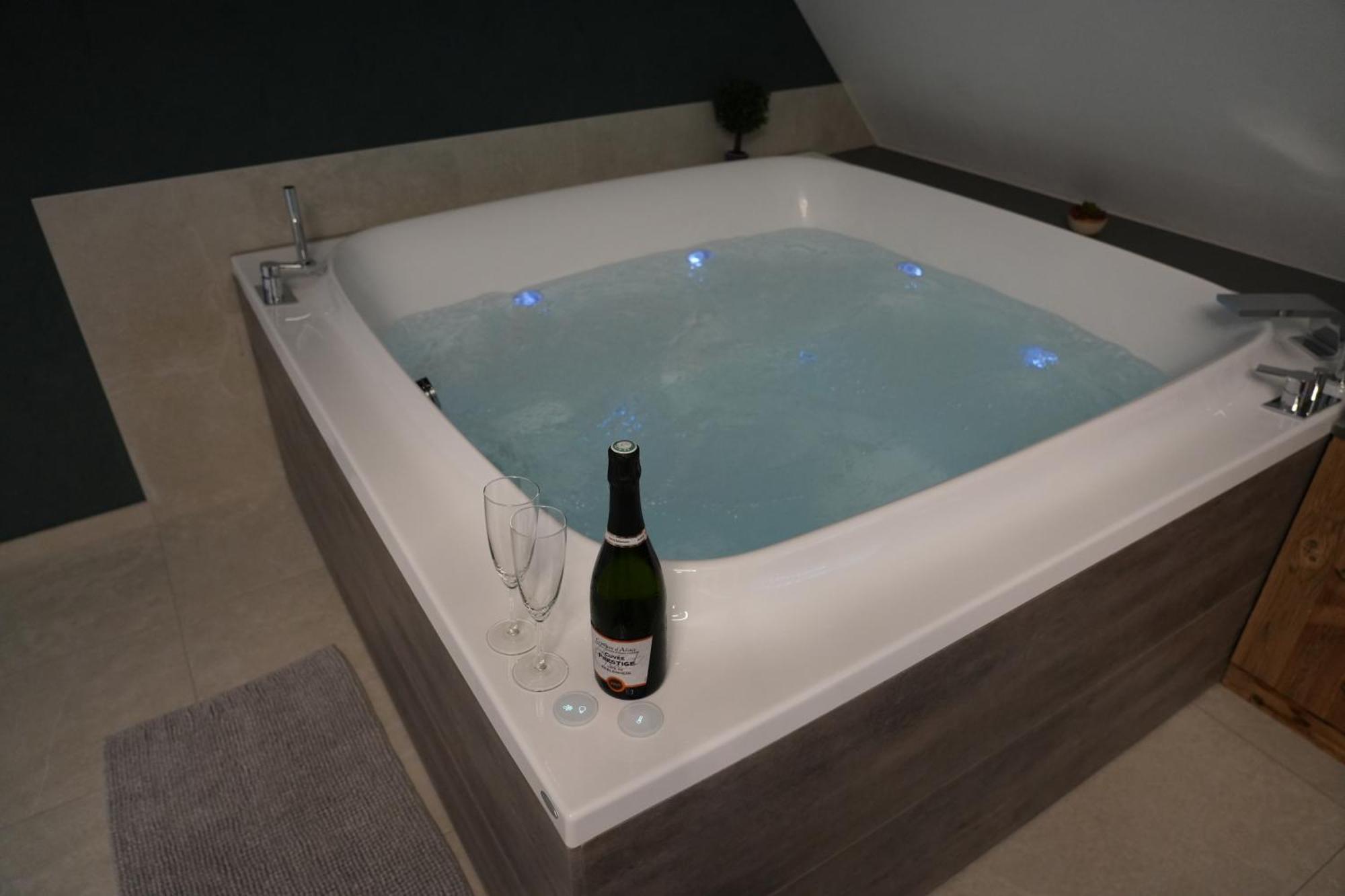 Gite Spa L'Atelier Emile - Spa Privatif - 5 Min Colmar Sainte-Croix-en-Plaine Værelse billede